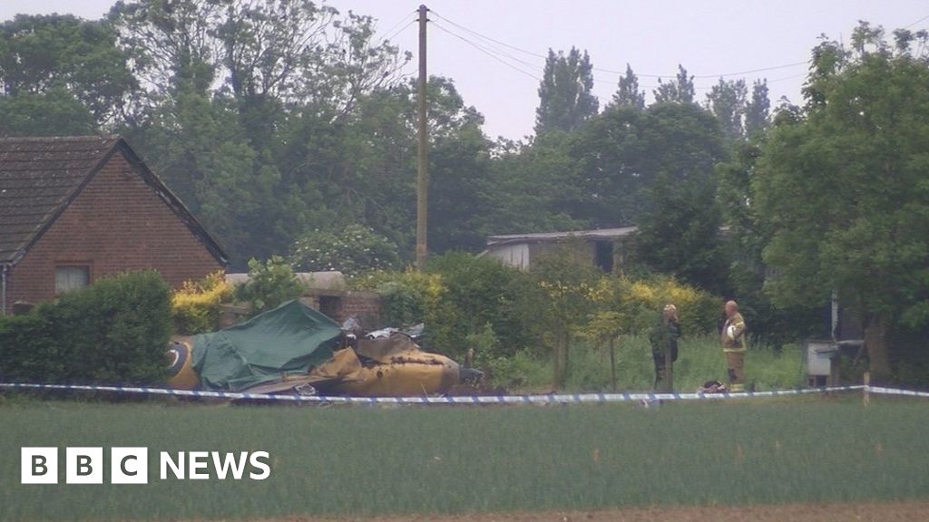 Pilot dies after Spitfire crash in Lincolnshire field - BBC News