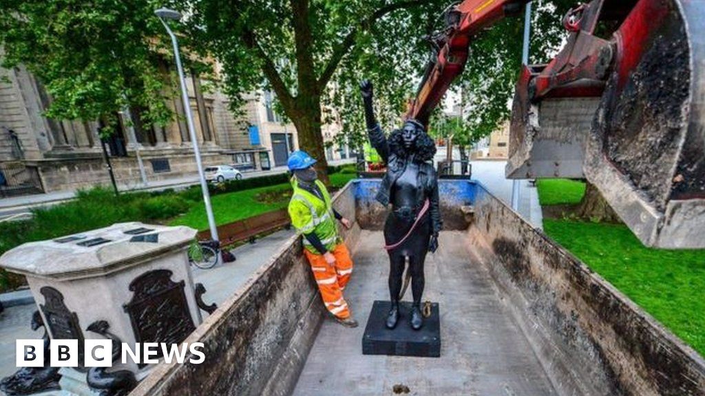 Black Lives Matter Protester statue removed in Bristol BBC News(02)