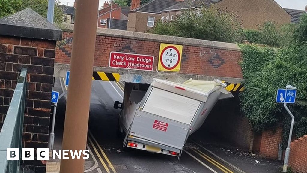 grimsby-van-stuck-under-wintringham-road-road-bridge-bbc-news
