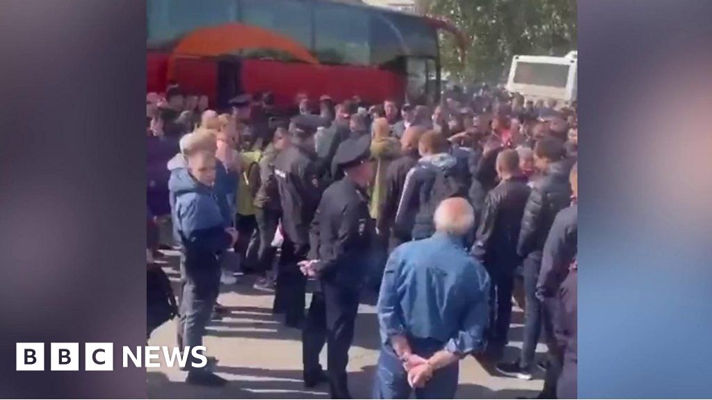 Child heard crying as mobilised Russian men leave to fight