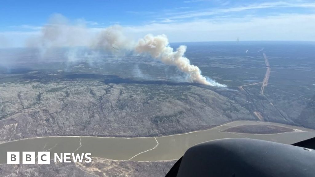 На хиляди е казано да се евакуират поради горски пожар в Британска Колумбия, Канада