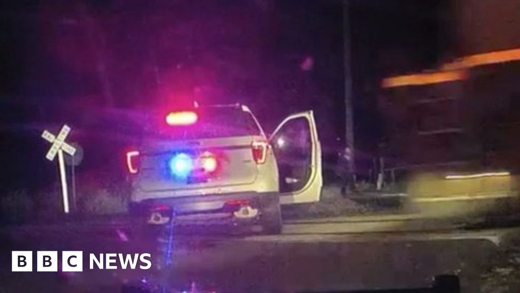 Бивш полицай от Колорадо, който сложи жена с белезници в кола, ударена от влак, избягва затвора