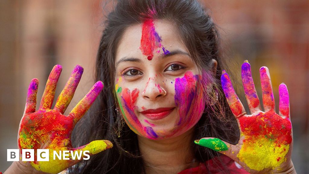 Holi 2023: India celebrates festival of colours - BBC News