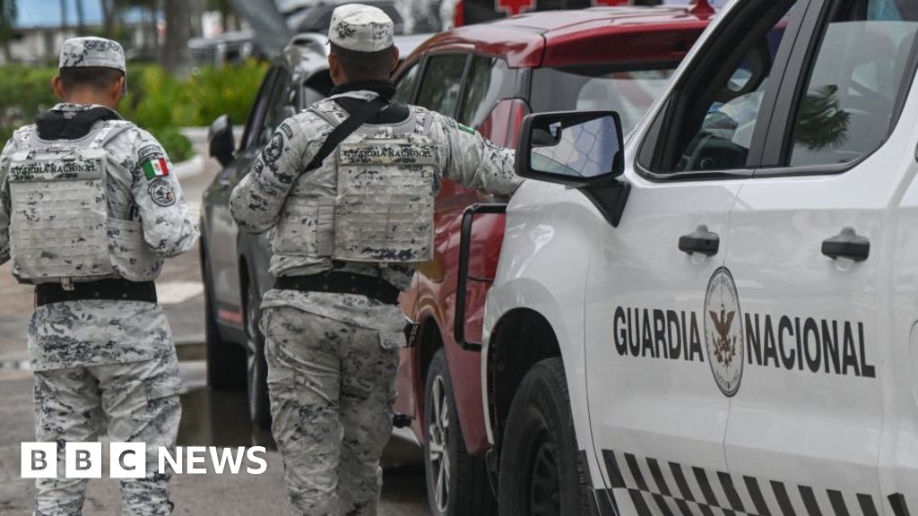 Мексиканската полиция издирва мигранти, отвлечени от автобуса