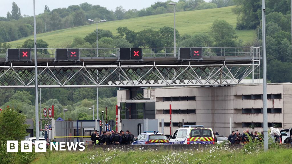 France prison van attack: Two French prison officers killed in ambush