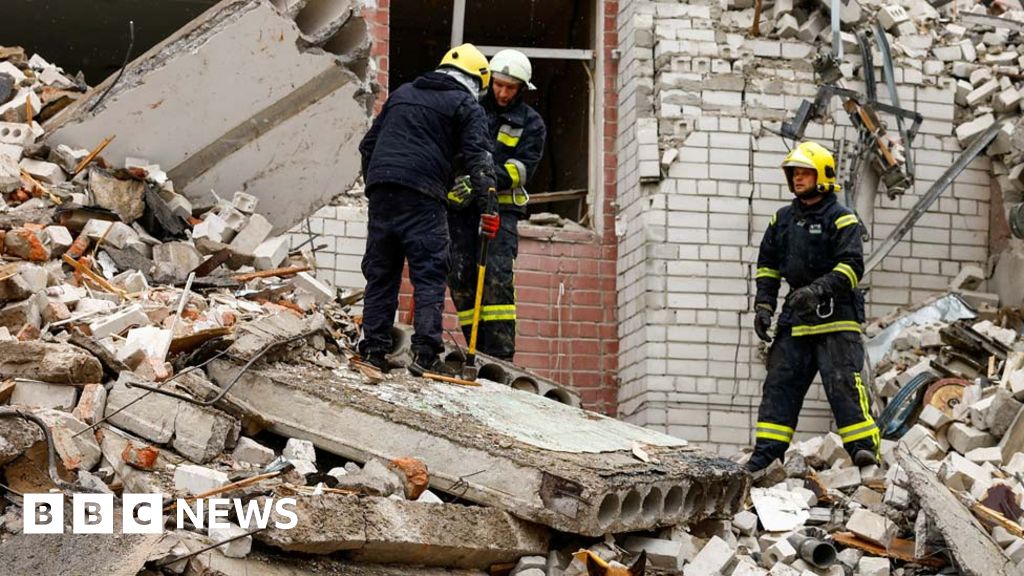 الحرب في أوكرانيا: مقتل 14 شخصًا في هجوم صاروخي روسي على تشيرنيهيف