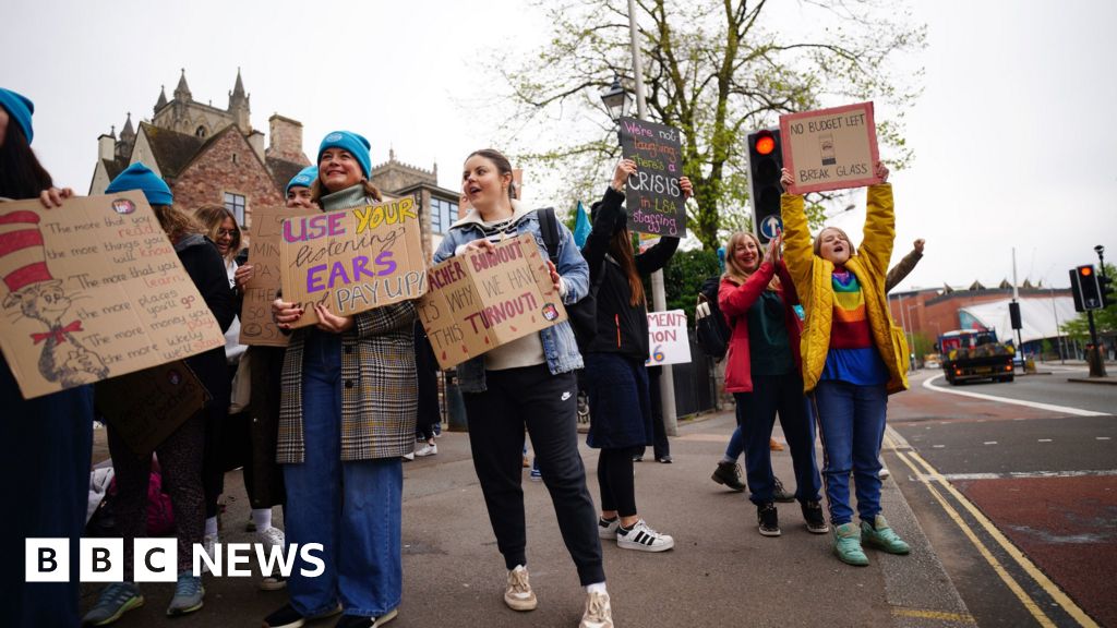 Head teachers in England to reballot on strikes