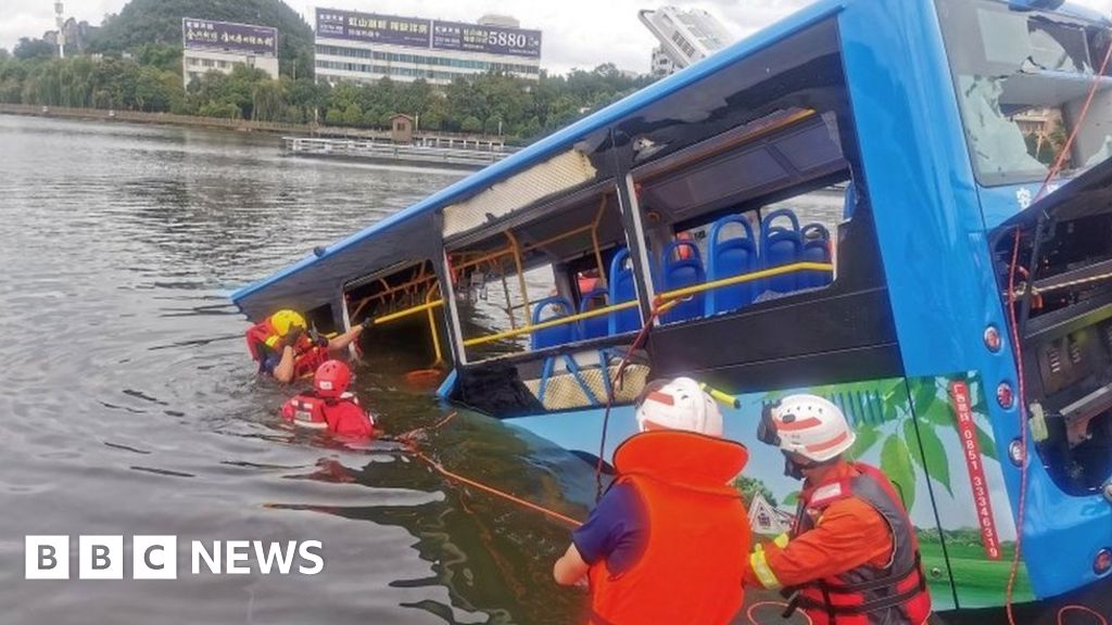 China: Bus plunges into reservoir, killing 21 - BBC News