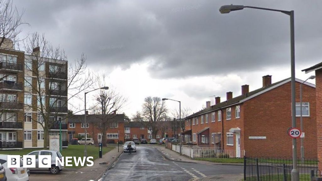 Wandsworth stabbing leaves teenage man dead - BBC News