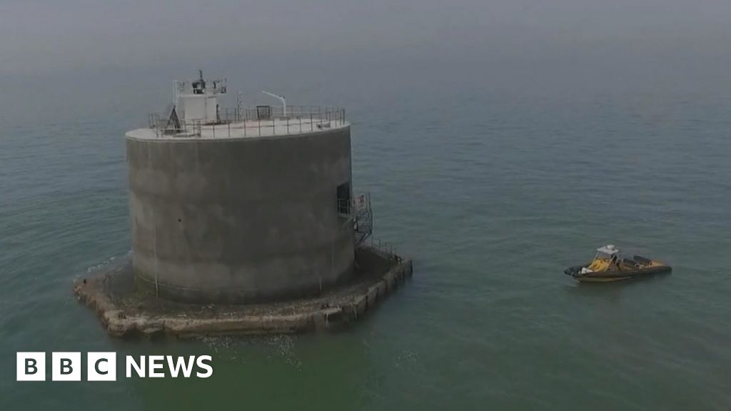 Nab Tower lighthouse: WW1 Solent tower filmed by drone - BBC News