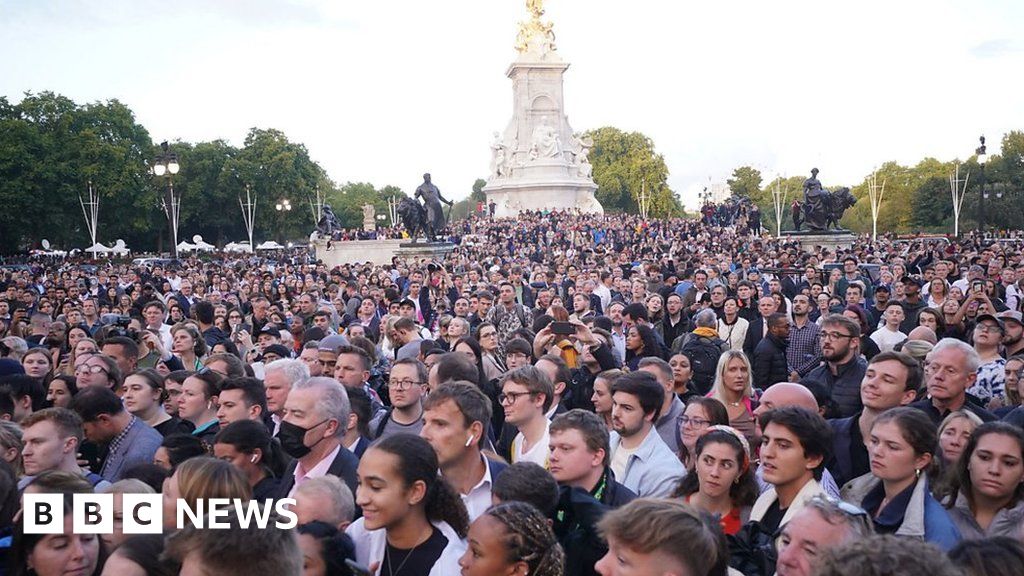 Crowds sing God save the Queen outside palace