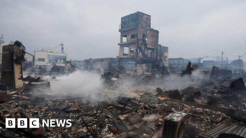 Земетресение в Япония: Вътре в опожарения и разрушен рибарски град Ваджима