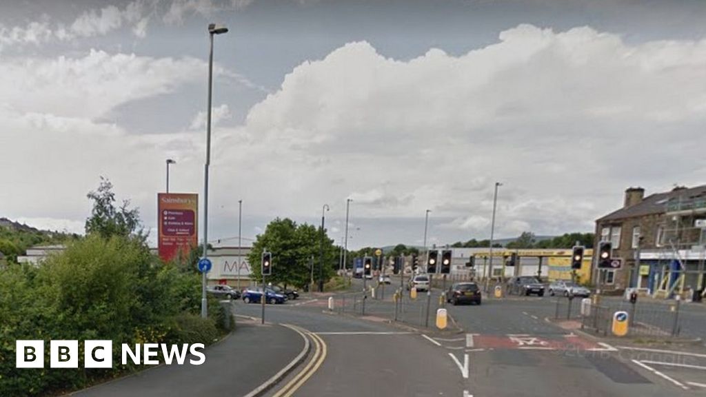 Motorcyclist dies after Colne lamppost crash - BBC News