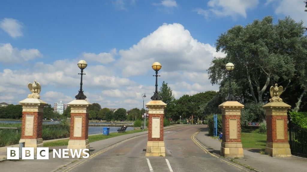 Poole Park entrance to be closed to traffic as part of trial BBC