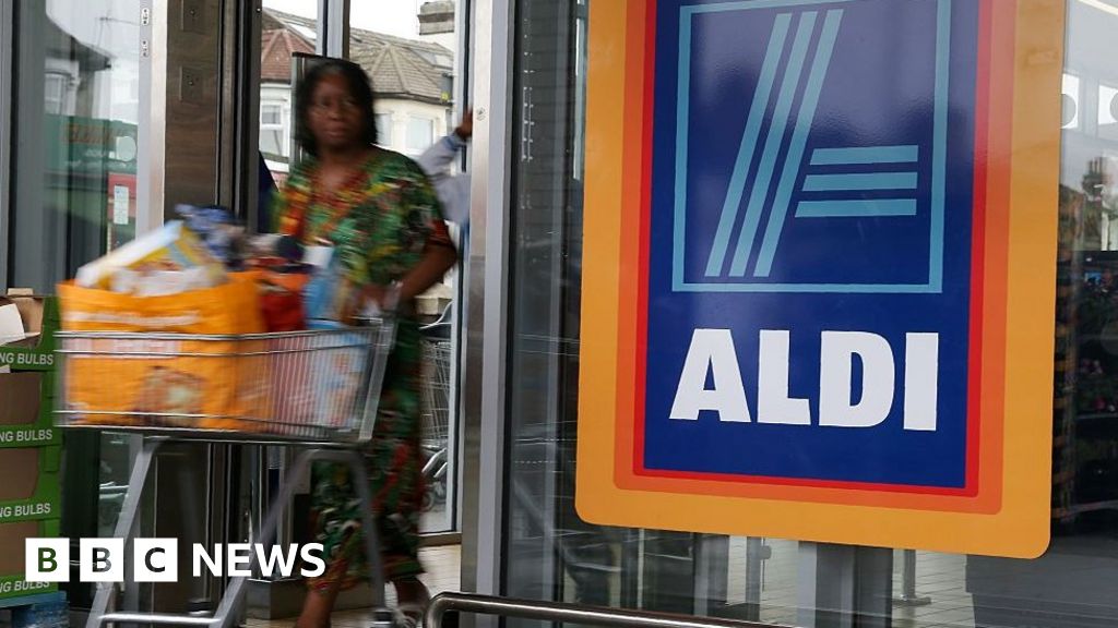 Aldi raises pay as supermarkets battle for staff