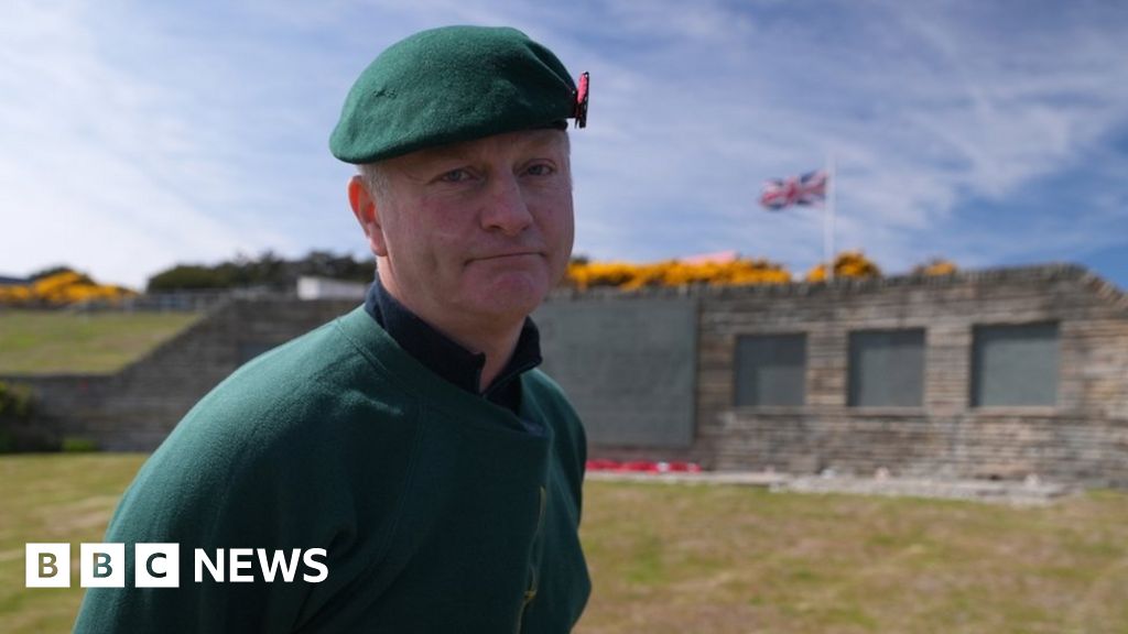 Remembrance Day: Veterans make ’emotionally challenging’ return to Falkland Islands
