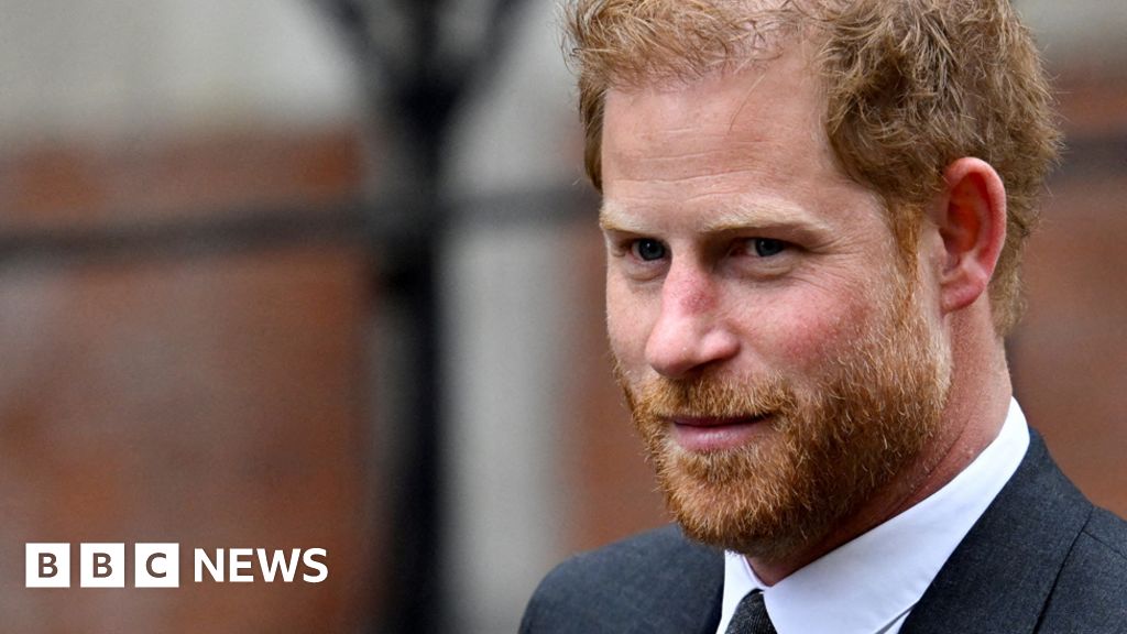 Top Mirror group lawyer 'didn't know' about phone hacking