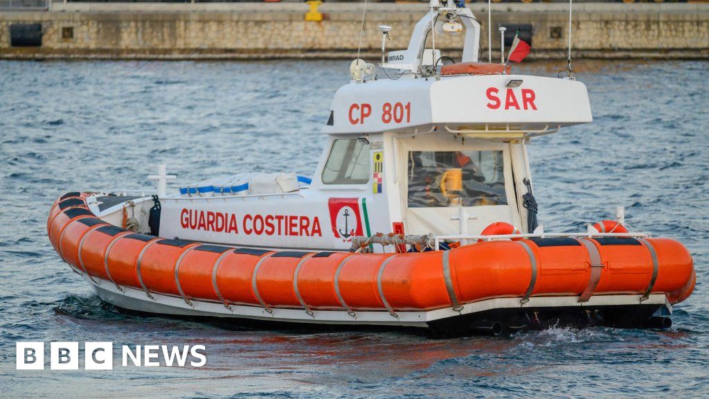 Italy migrants: Hundreds in trouble off Calabria coast
