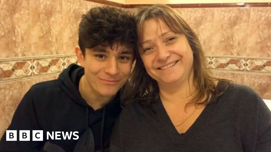 Social media ban may take teens to 'darker places', Worcester mum says