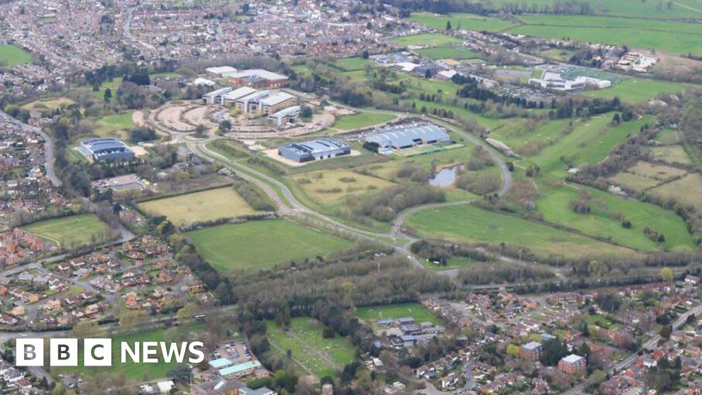 Questions raised on impact of Enderby golf course 800-home plan – BBC News