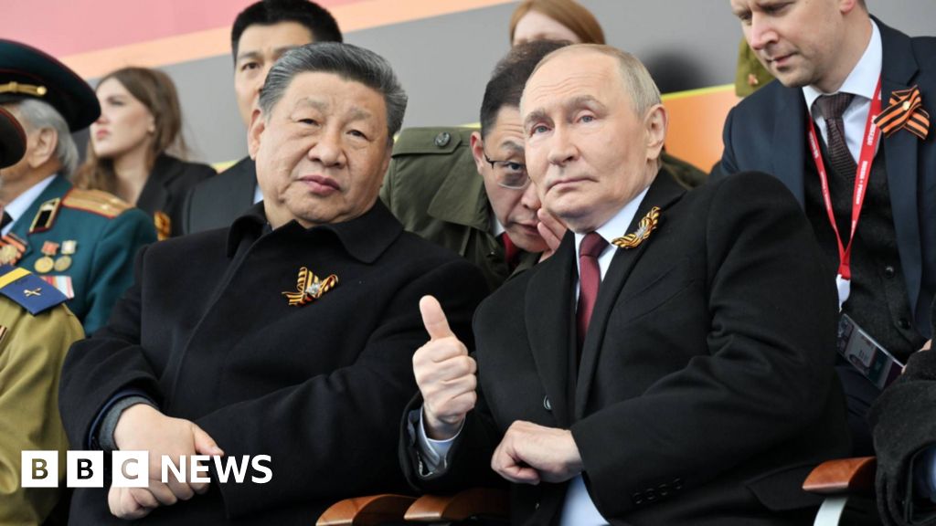 Xi показва, че иска да е близо до Путин-но не е твърде близък 