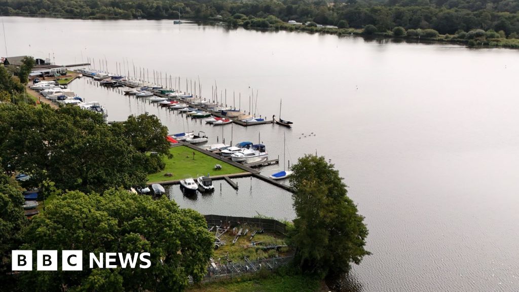 Wroxham Broad death prompts warning over water safety - BBC News