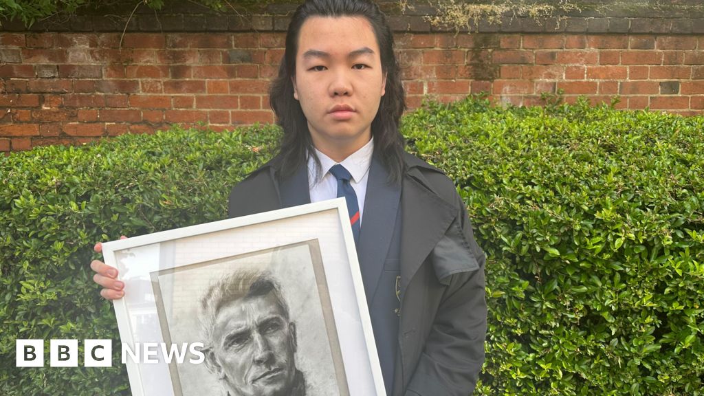 Kieran McKenna shocks Ipswich pupil by signing portrait  – BBC News