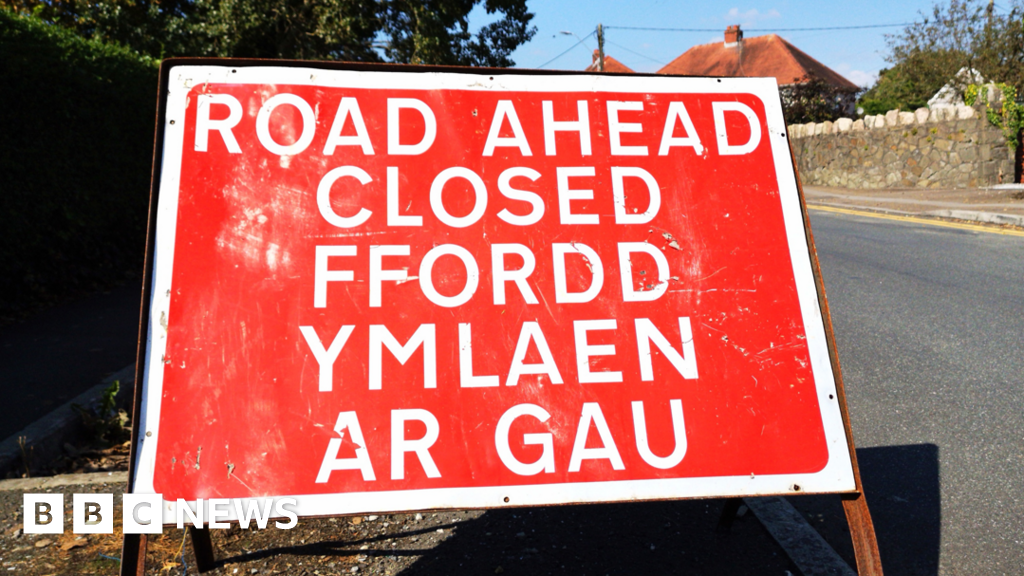 North Wales Road closures do not mean drive on grass say police BBC News