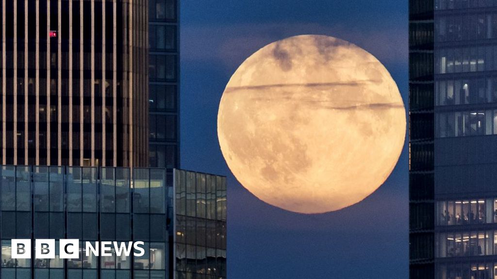 Stargazers around the world catch supermoon