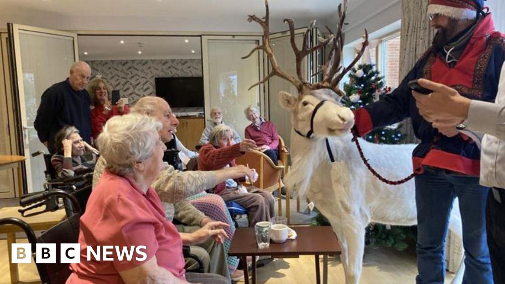 Reindeer visit Tunbridge Wells care home as Christmas treat 