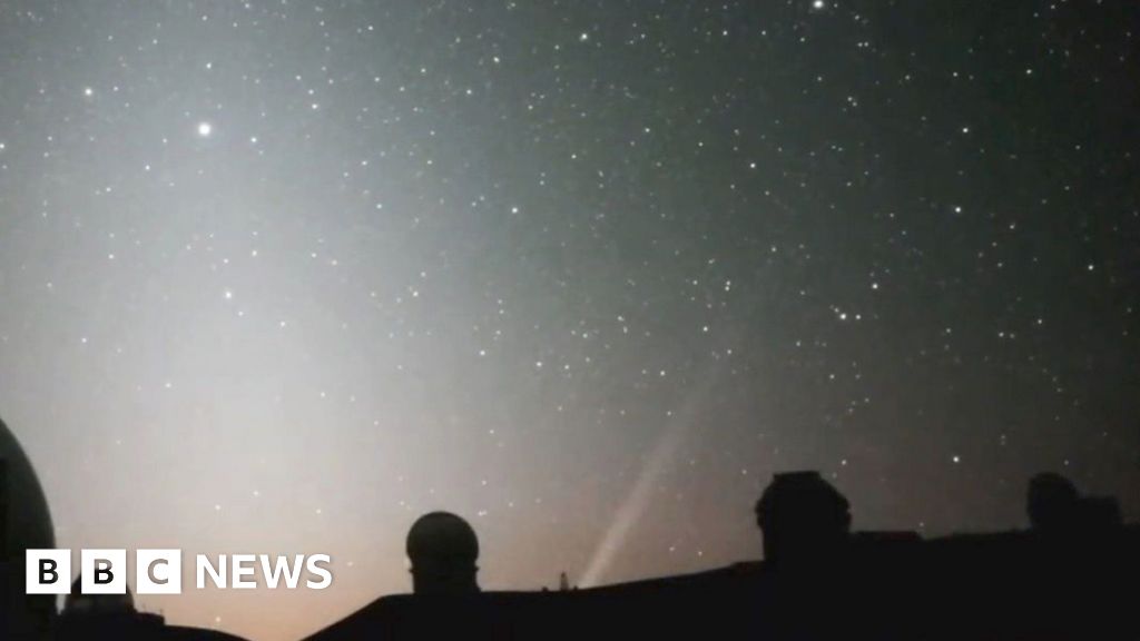 Uncommon brightening comet observed passing Earth from Hawaii