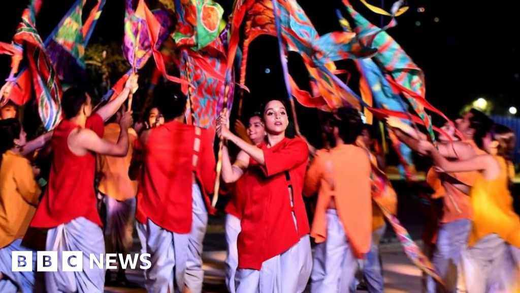 ダンスイベントのステージになるためのウェイマスの通りとビーチ