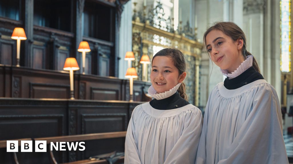 Girls join St Paul's Cathedral choir for first time