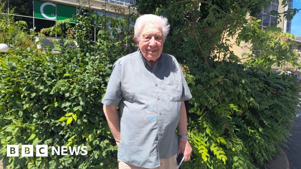Volunteer is awarded after 40 years of treating MS patients