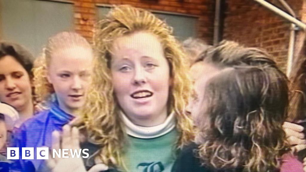 Fan who gave Robbie number as teen joins him on stage