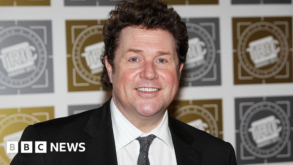 Michael Ball thanks Steve Wright as he takes over late DJ's Sunday show