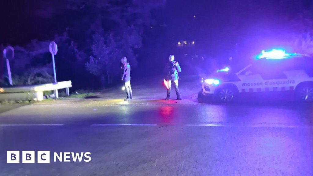 مقتل سائق قطار وإصابة عدة أشخاص  
إثر خروج قطار عن القضبان قرب برشلونة وفق وسائل إعلام محلية