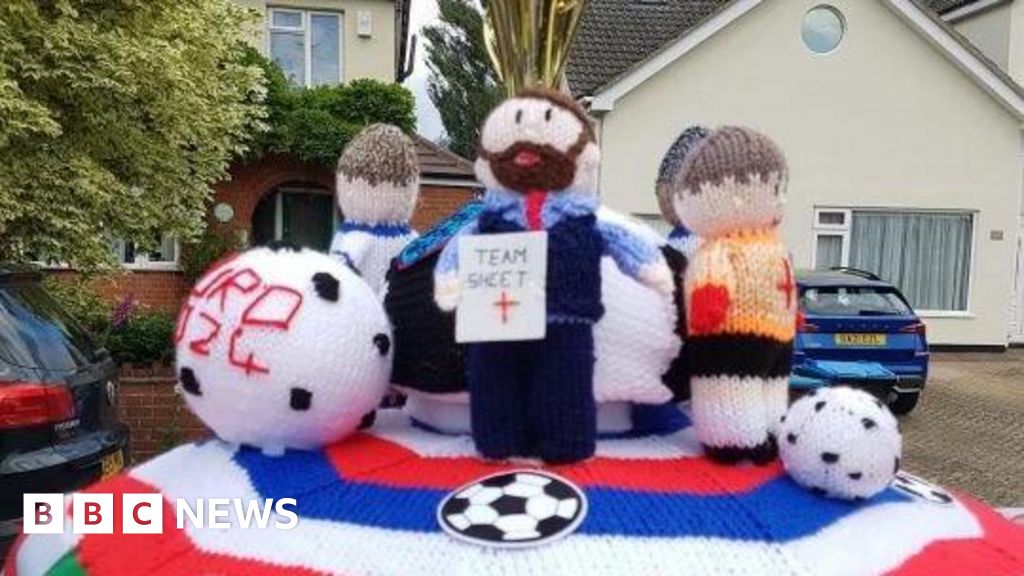 England v Spain: Woman knits football scene to drum up support – BBC News