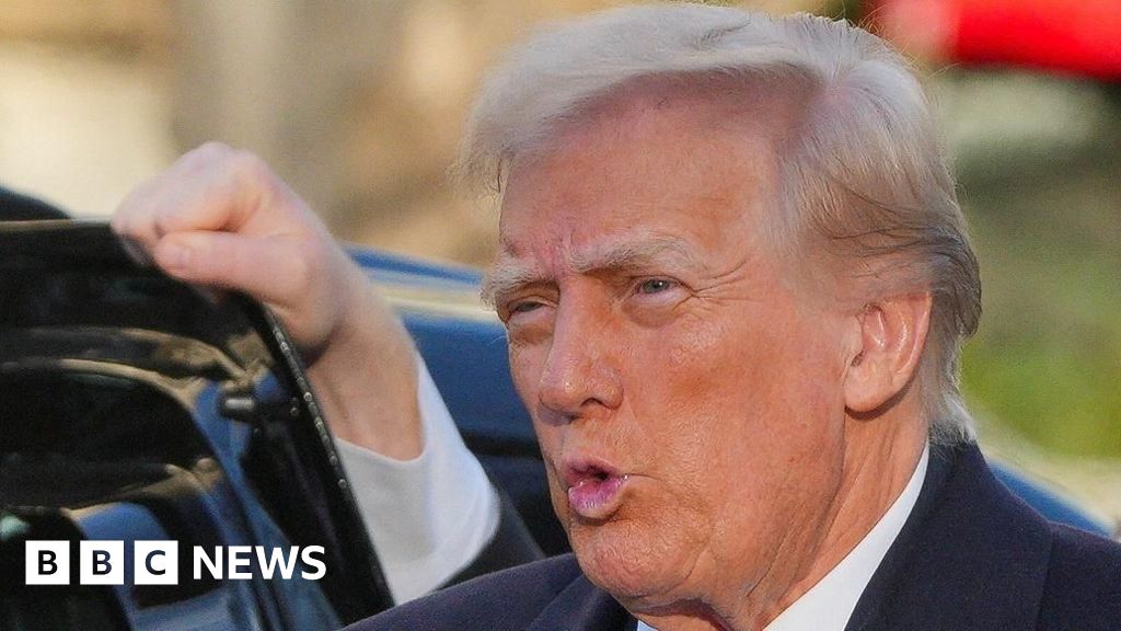 Penampakan pertama Trump saat acara pelantikan dimulai