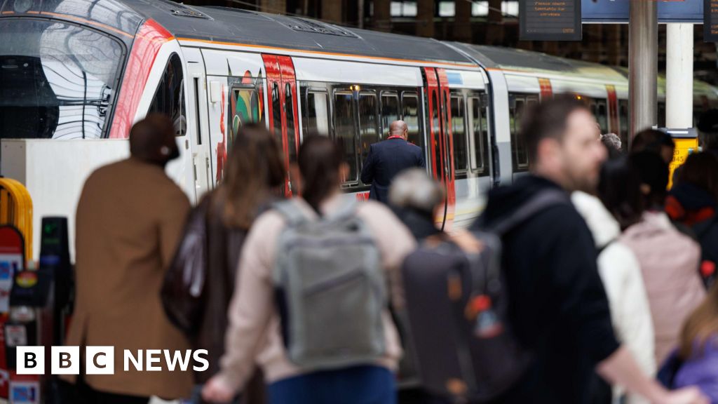 New early morning weekend rail services for Gatwick Airport