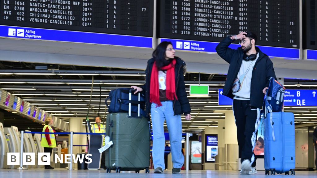 Hundreds of flights cancelled as strikes hit German airports