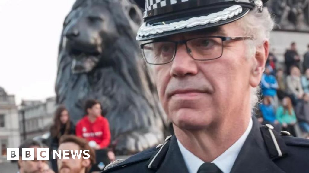 Julian Bennett: Sacking of Met commander over drugs test overturned