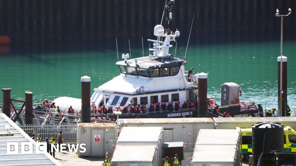 Almost 1,000 migrants cross Channel over bank holiday