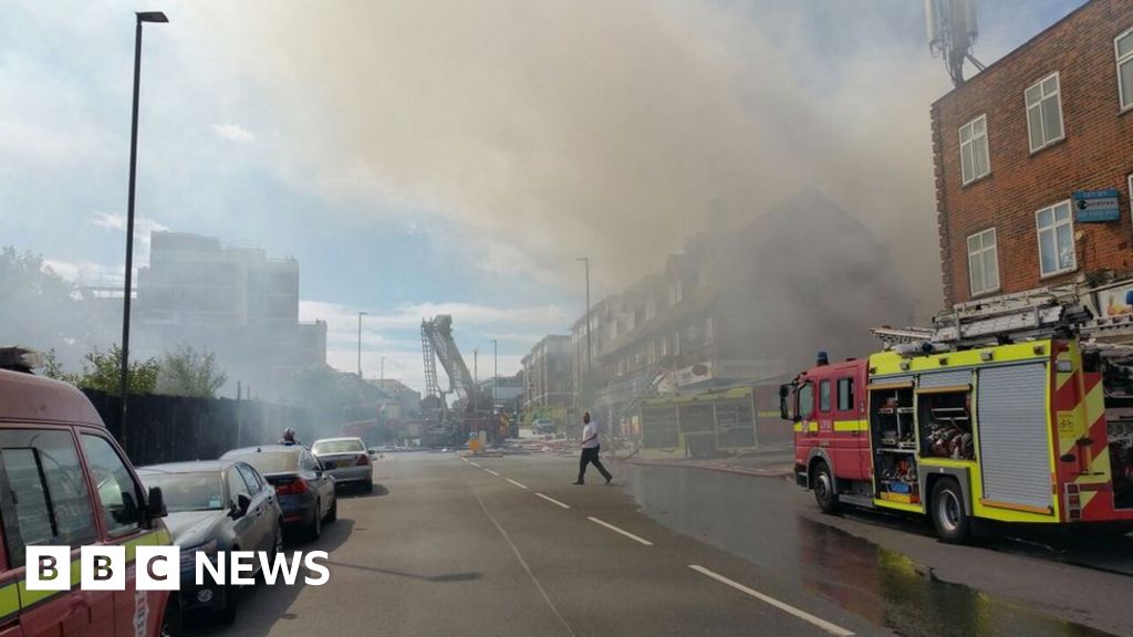 Family rescued and 14 treated after Golders Green flat fire - BBC News