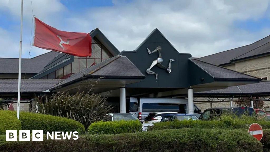 Free shuttle bus between Manx hospitals temporarily suspended