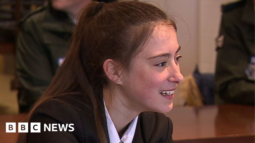 12 yaşındaki Nottinghamshire kızı, epileptik 999 çağrısı için ödül aldı