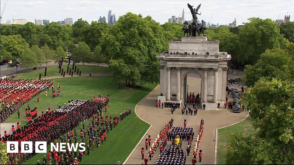 Procession arrives at Wellington Arch BBC News