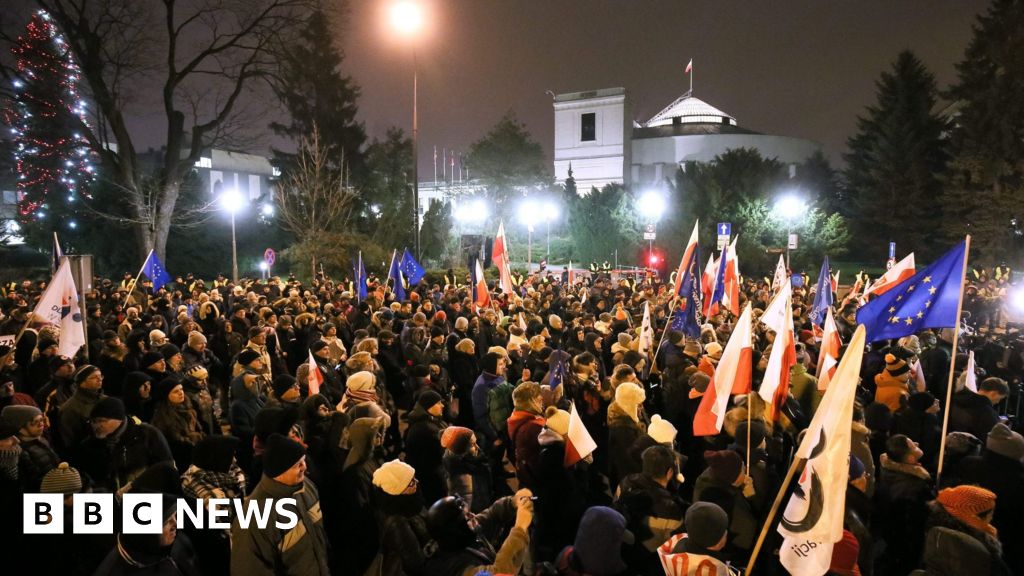 Poland Protests Crowds Renew Calls For Press Freedom Bbc News