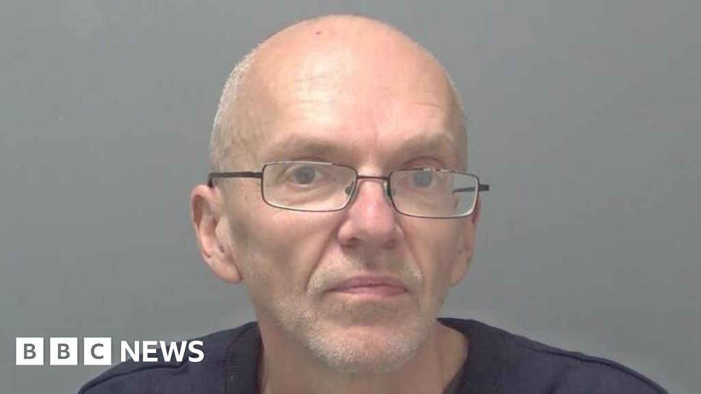 How was wanted man who left online clues free to kill?