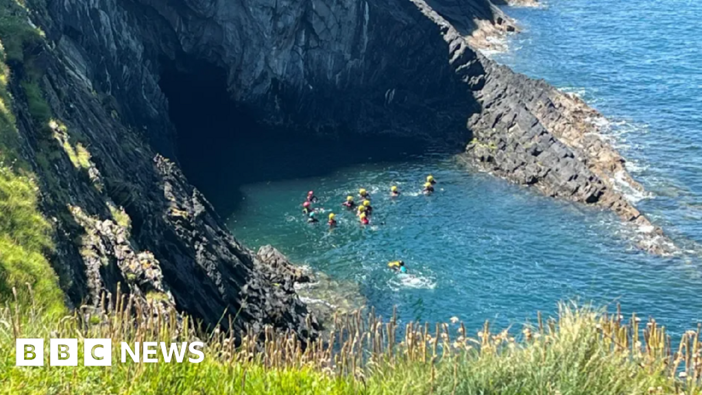 Pembrokeshire: Macera sporları merkezi park izni aldı